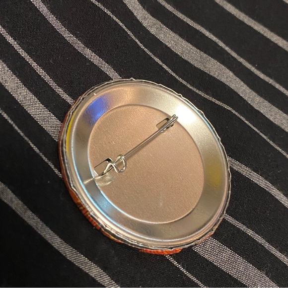 FREE ⭐️ Cityscape Nostalgia Vaporwave Comic Punk Button Pin - Picture 4 of 4